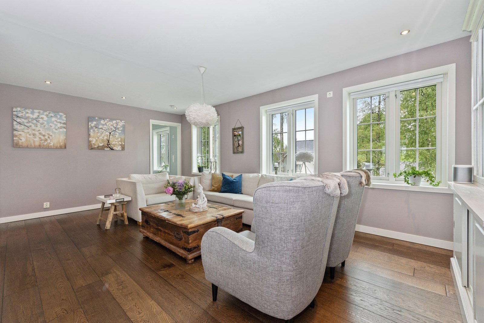 Gulvene i første etasje er belagt med enstavs parkettgulv i mørk eik og har behagelig gulvvarme Galleribilde