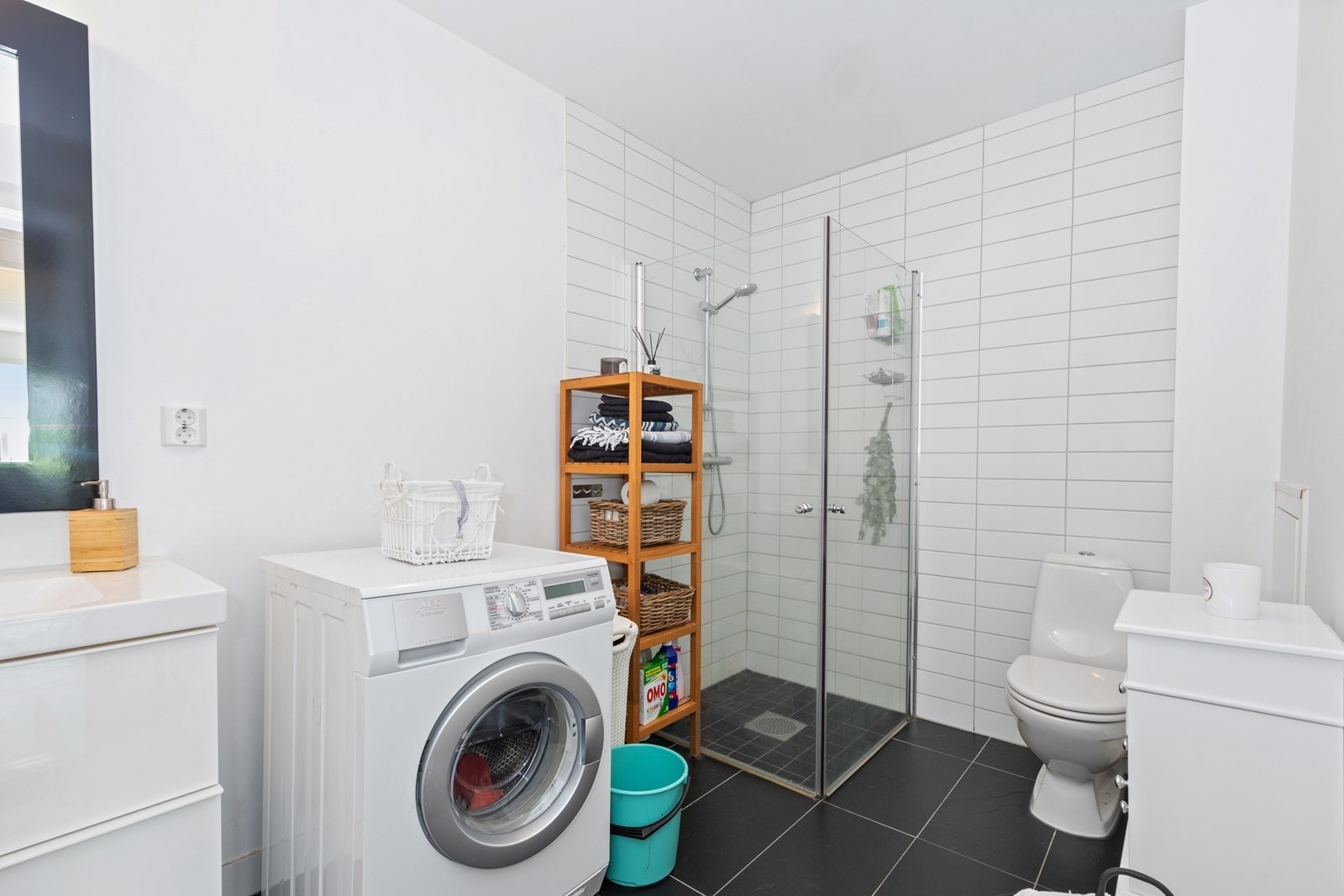 Hybel - Badet i hybelen er pent innredet og har opplegg for vaskemaskin Galleribilde