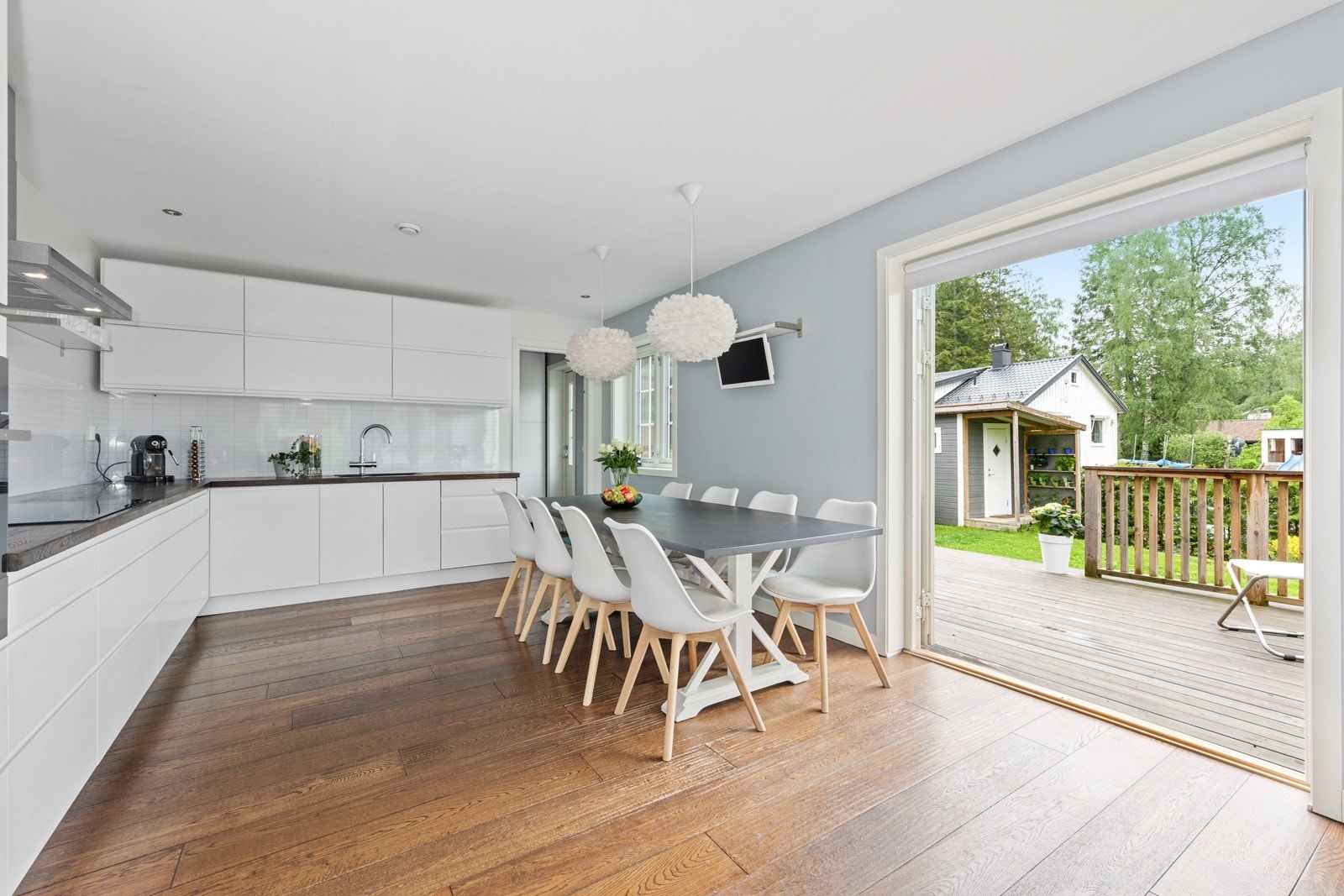 Kjøkken med utgang til stor terrasse Galleribilde