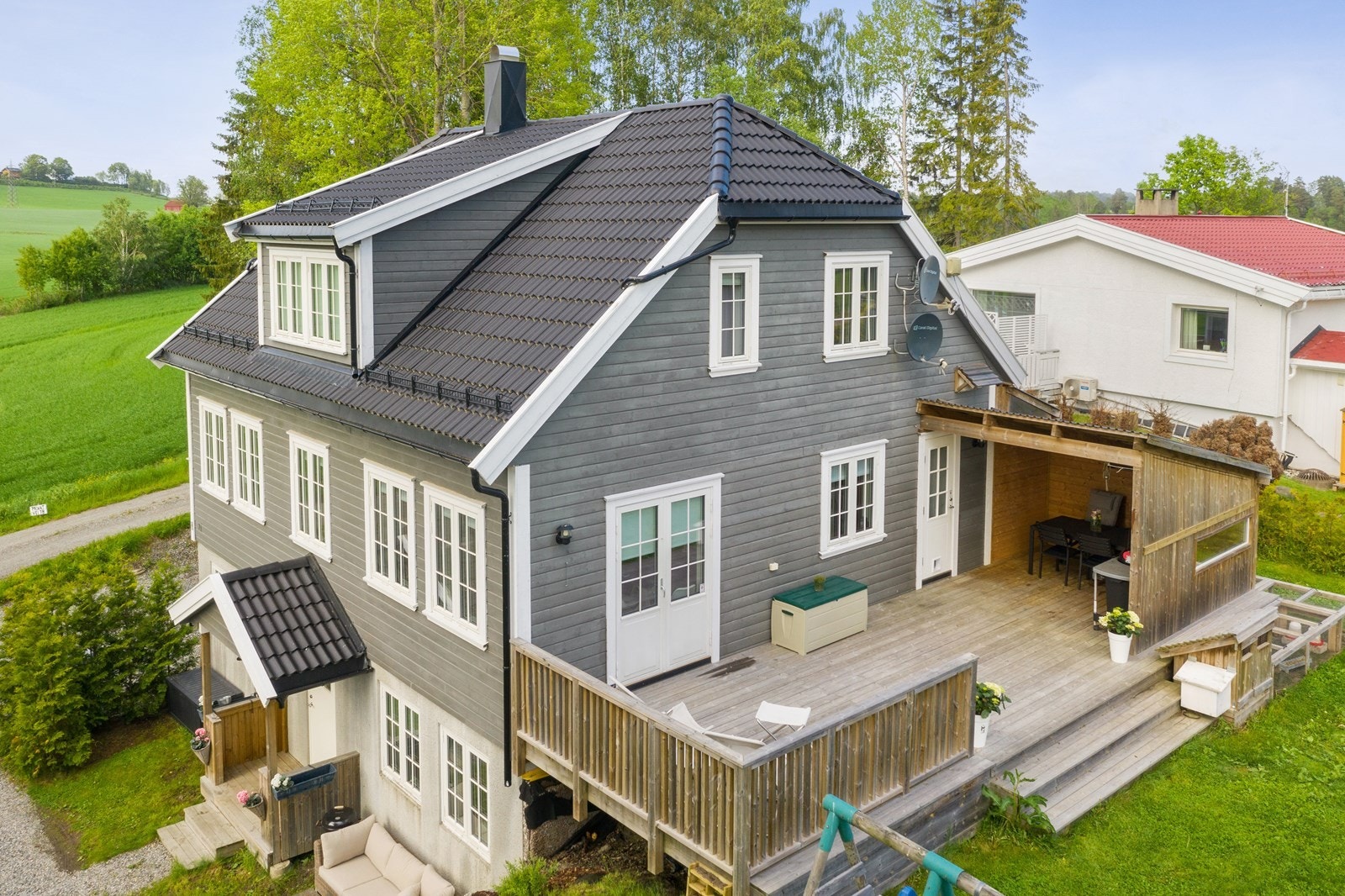 Utenfor spisestuen er det en delvis overbygd, sydvendt terrasse på 35 kvm. Galleribilde