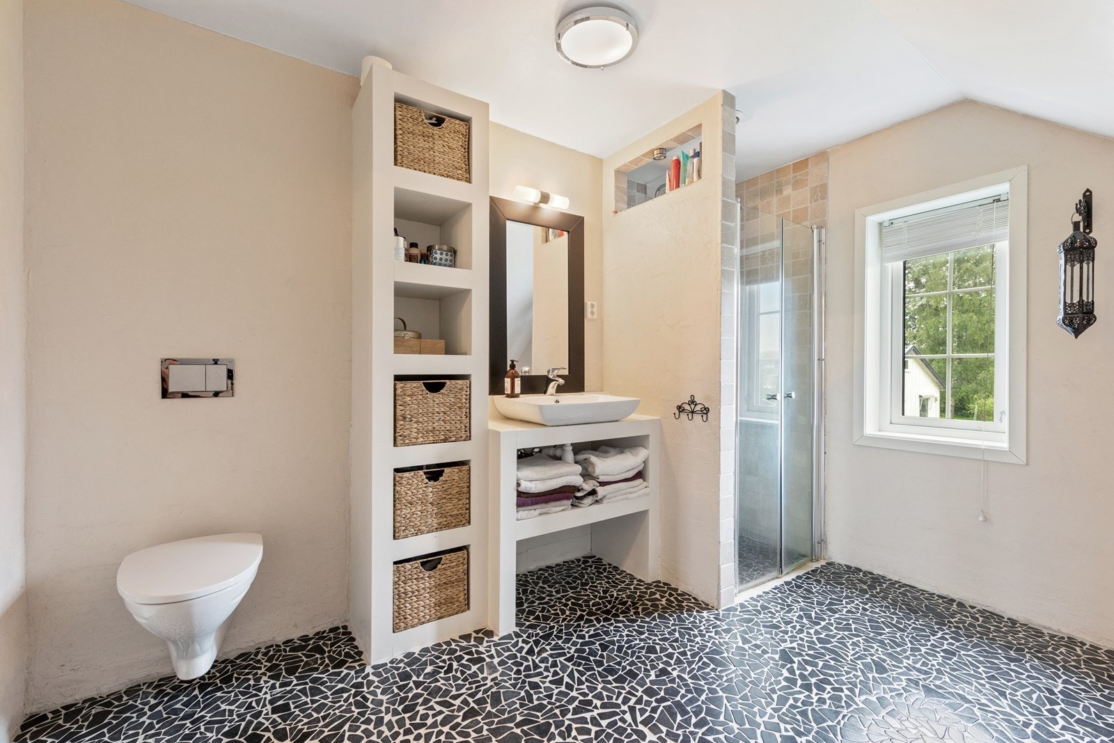 Badet ligger i andre etasje og er lekkert innredet med standard fra byggeår Galleribilde