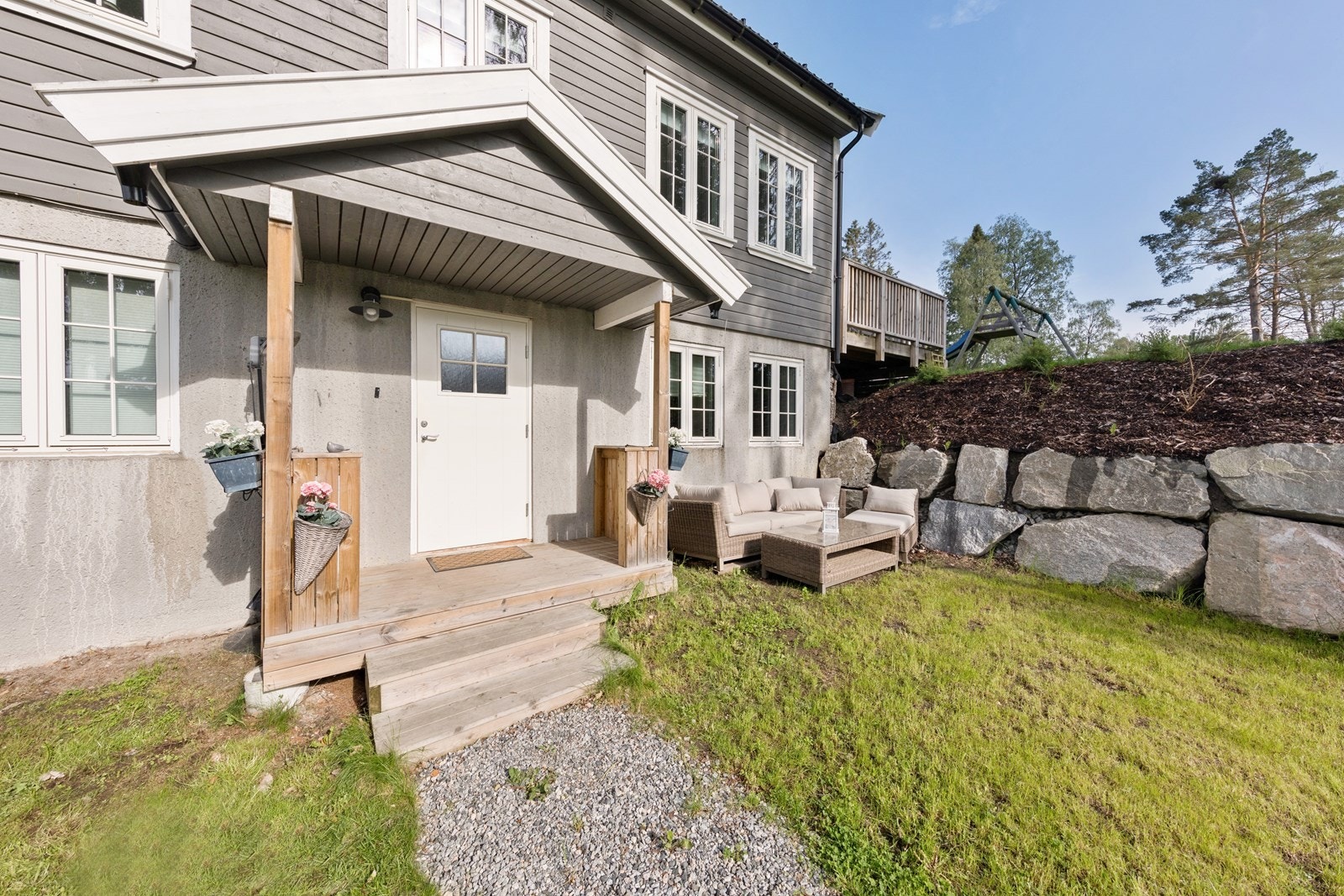 Hybel - I underetasjen er det en innredet hybel på ca. 51 kvm med egen inngang. Galleribilde