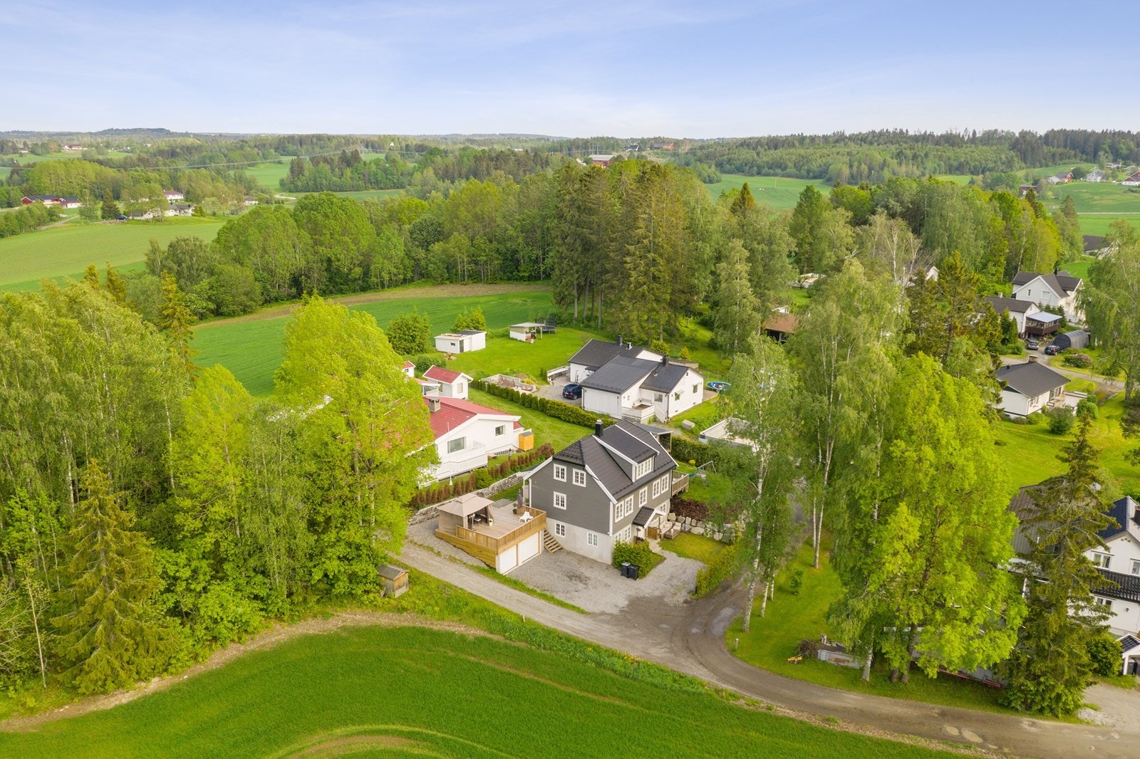 Eiendommen har en landlig og barnevennlig beliggenhet i rolig blindvei Galleribilde