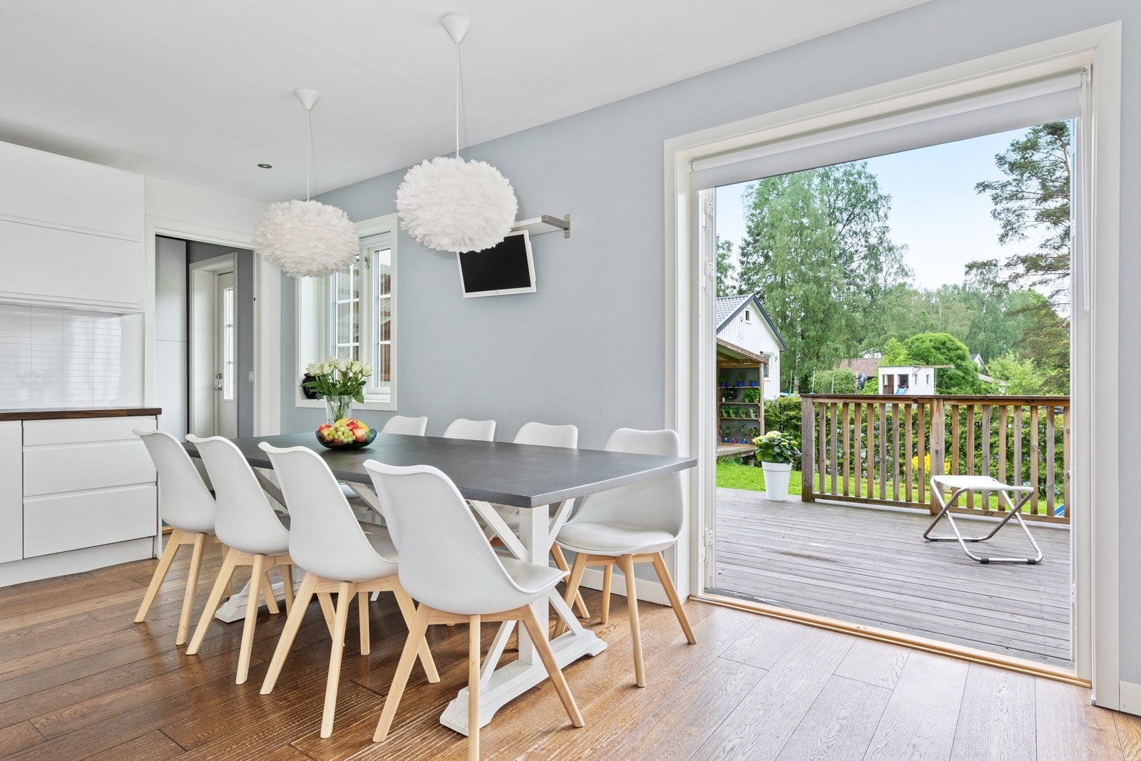 På sommerhalvåret kan måltidene enkelt serveres ute på den tilknyttede terrassen. Galleribilde