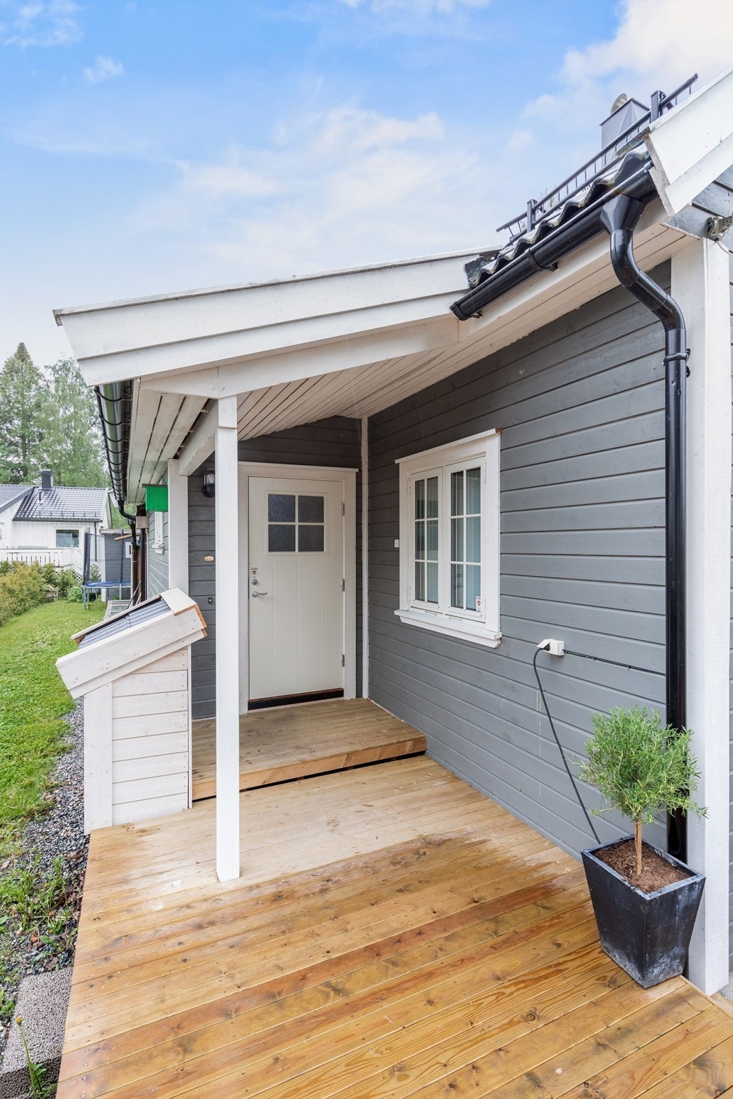 Boligen har adkomst via terrasseplatting og et overbygd inngangsparti Galleribilde