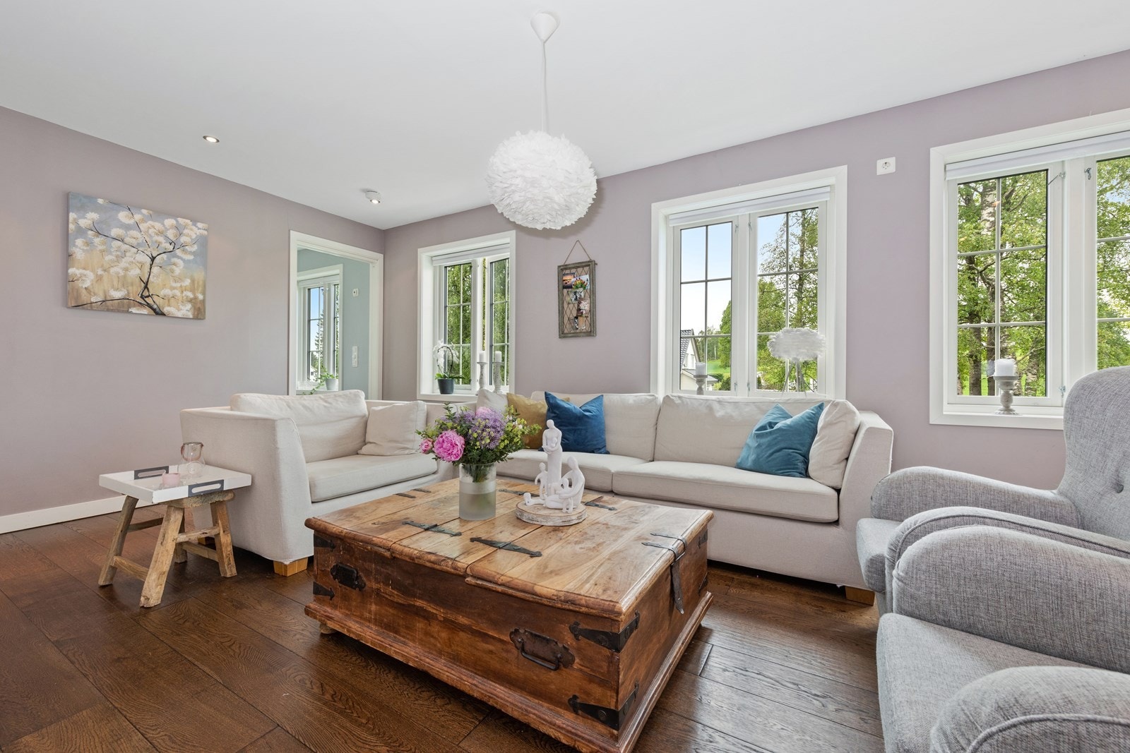 Stuen har store vindusflater og god plass for sofagruppe Galleribilde