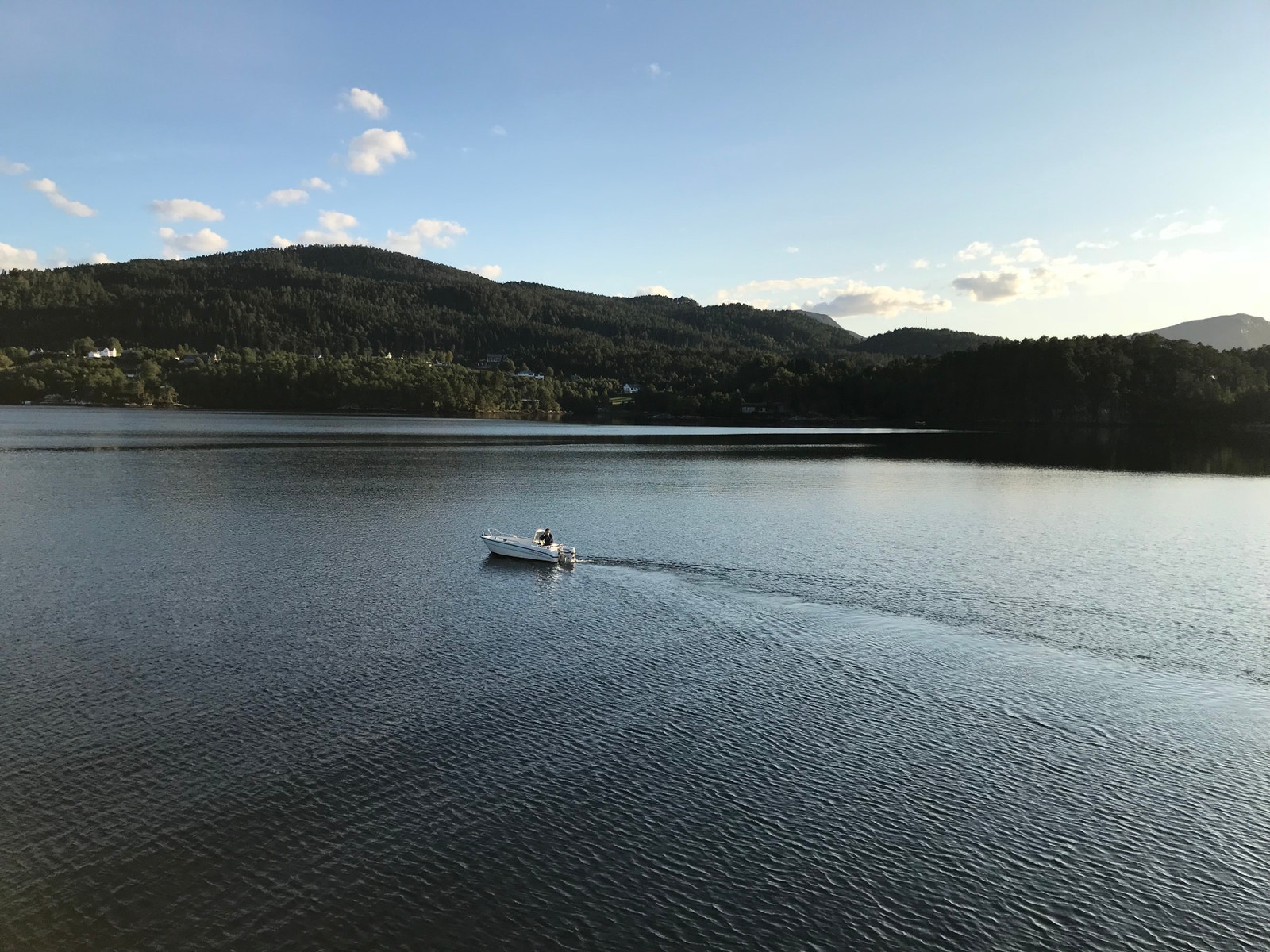 Her ligg forholda til rette for ein kveldstur på sjøen Galleribilde