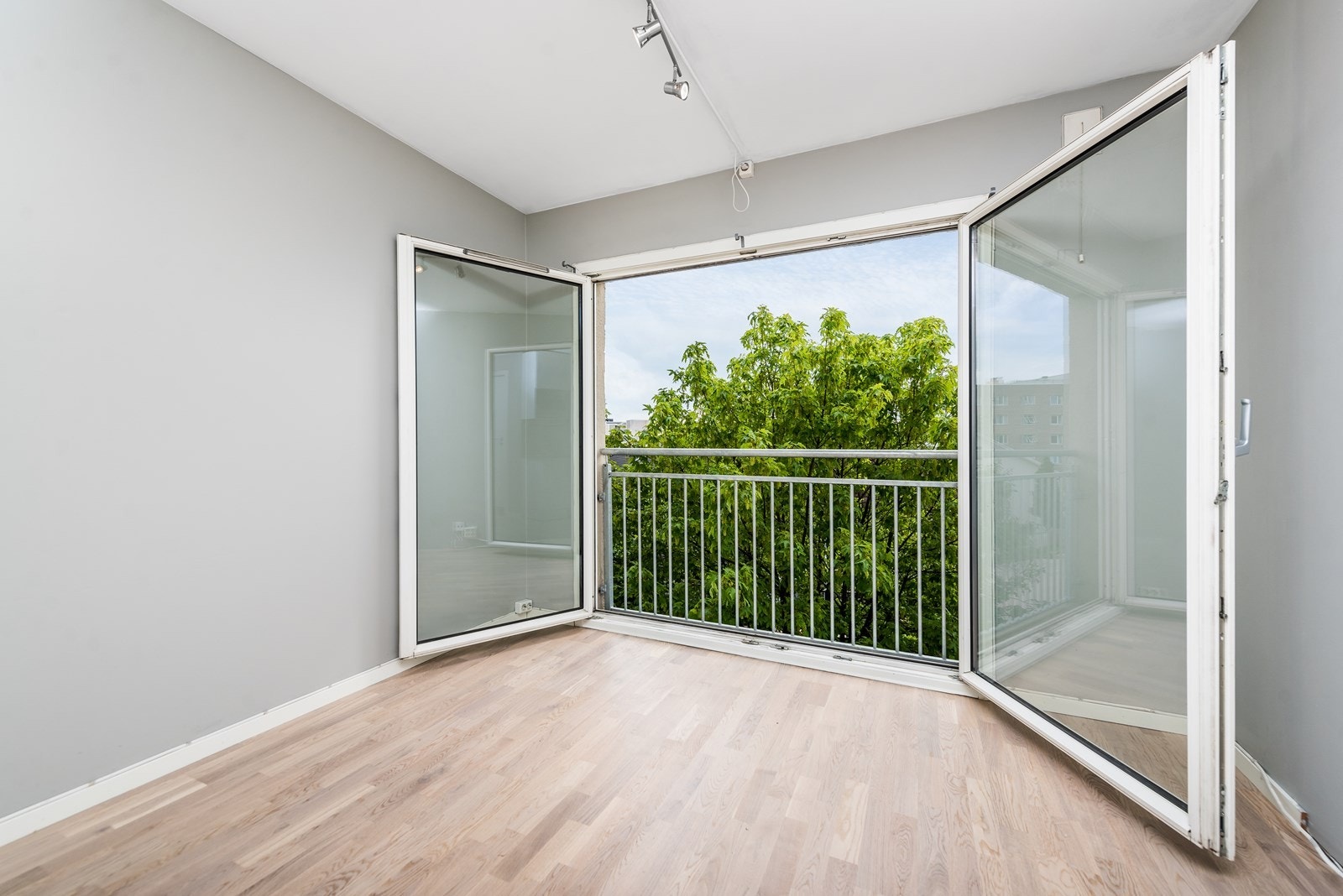 Stue med fransk balkong og mye lys Galleribilde