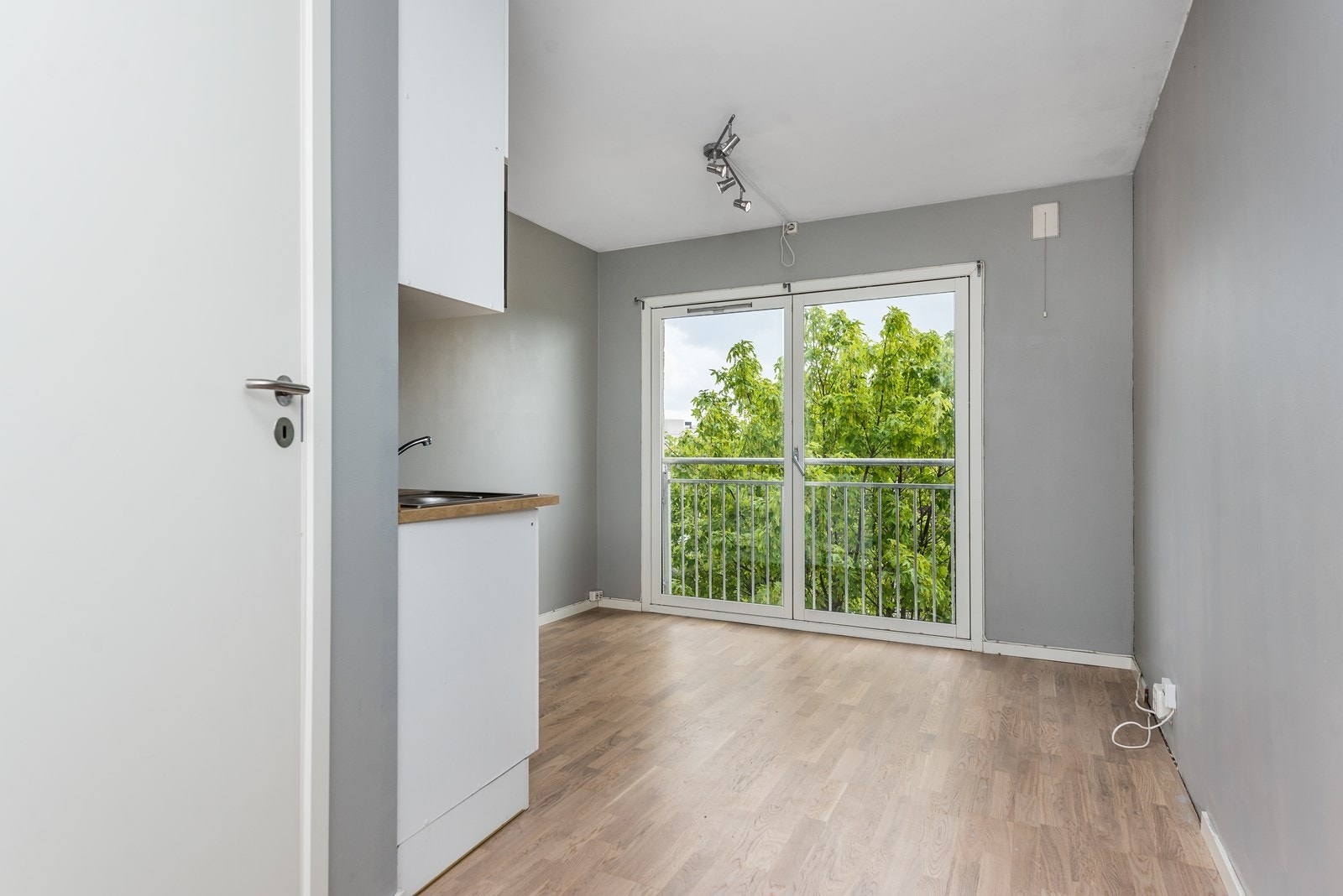 Stue med fransk balkong og mye lys Galleribilde