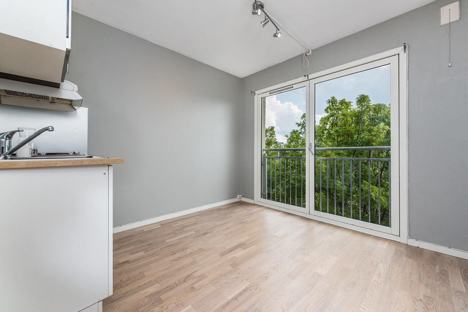 Stue med fransk balkong og mye lys Galleribilde