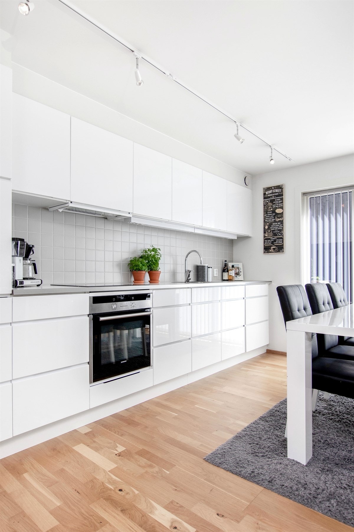 Kjøkkenet integrert stekeovn, keramisk topp, kombinert kjøl/frys, oppvaskmaskin og ventilator. Galleribilde