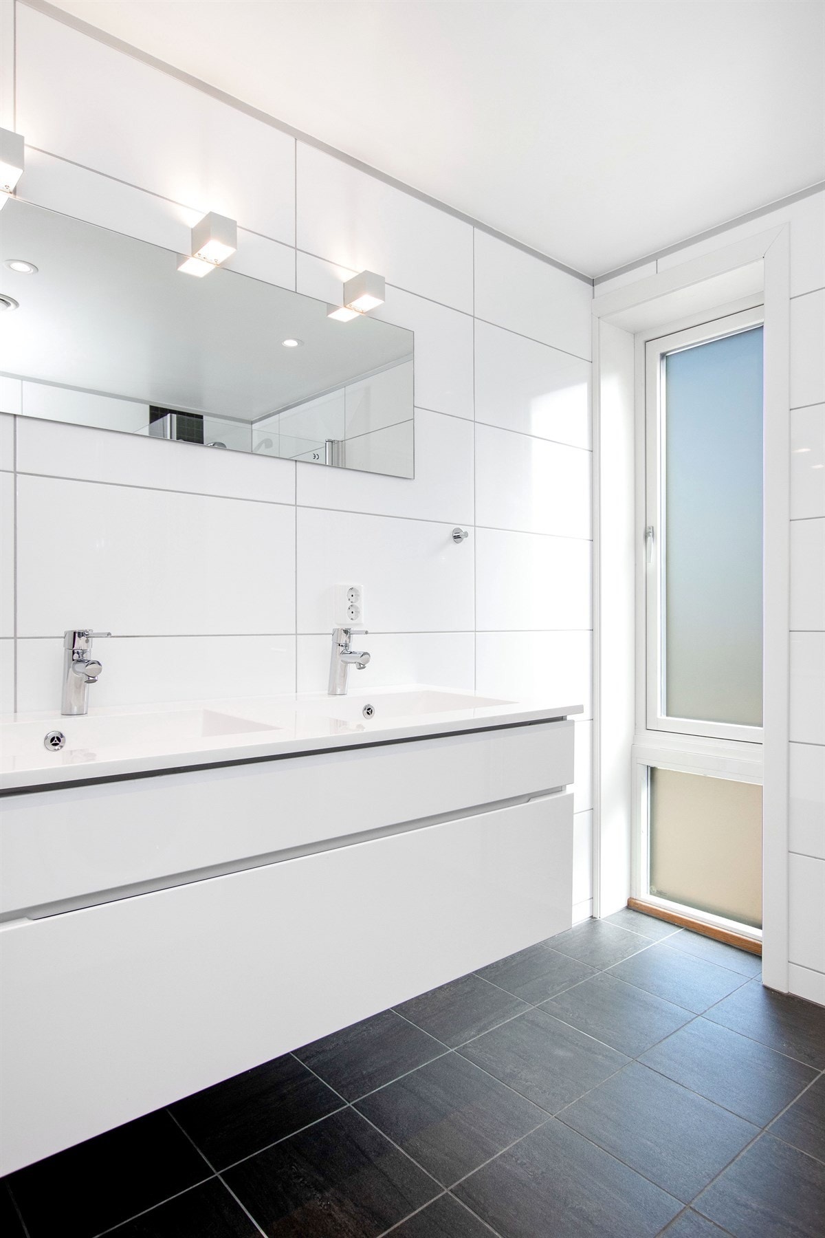 Badet har gulvarme, downlights og balansert ventilasjon. Galleribilde