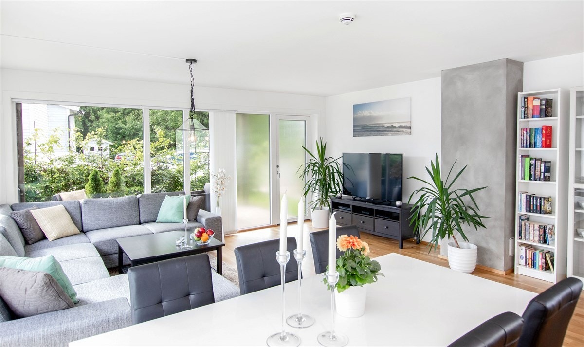 Stuen har god plass for både salonggruppe og spisebord. Galleribilde