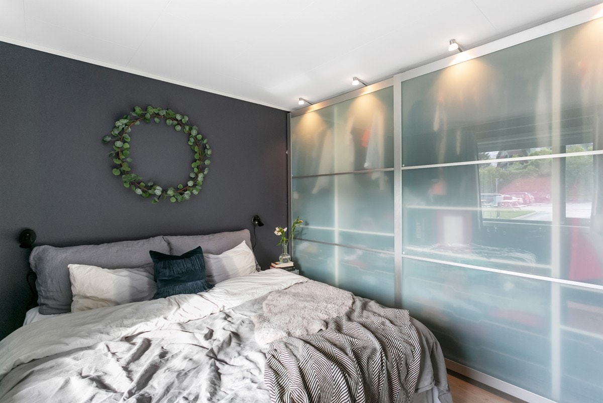 Stor skyvedørsgarderobe Galleribilde