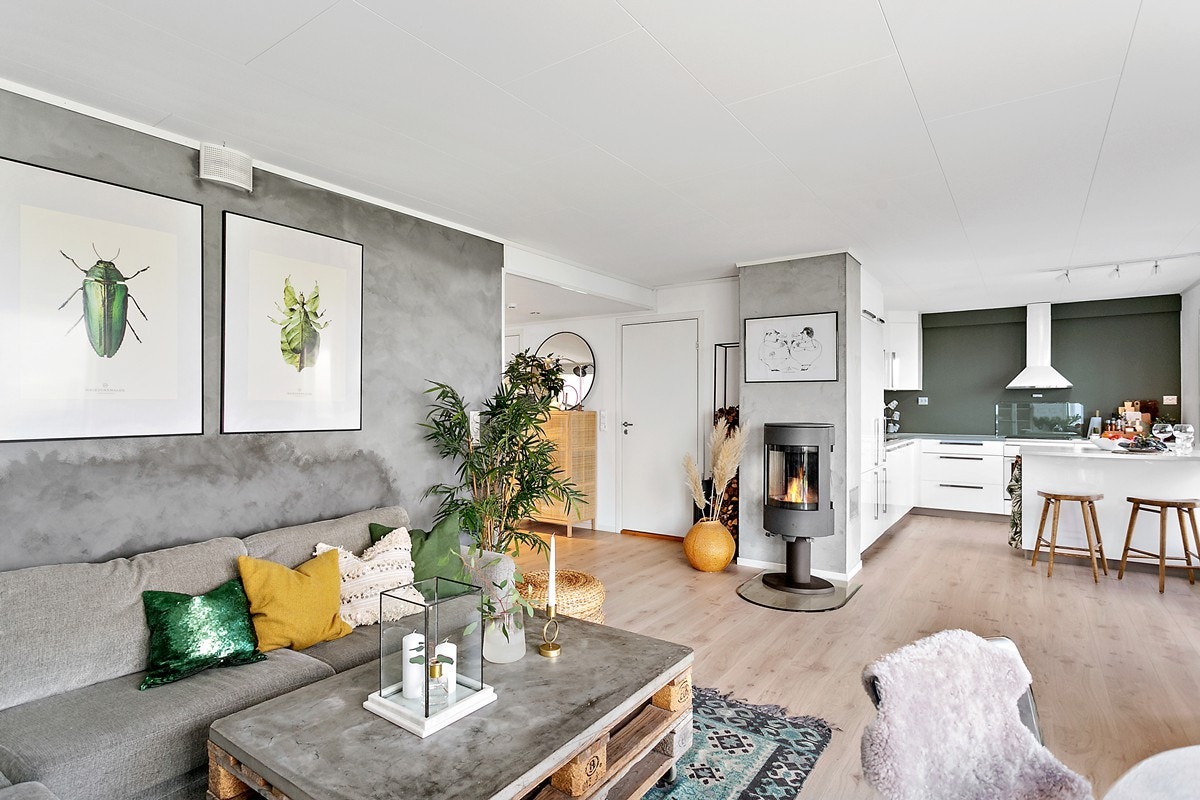 Åpen og fin løsning mellom stue og kjøkken Galleribilde