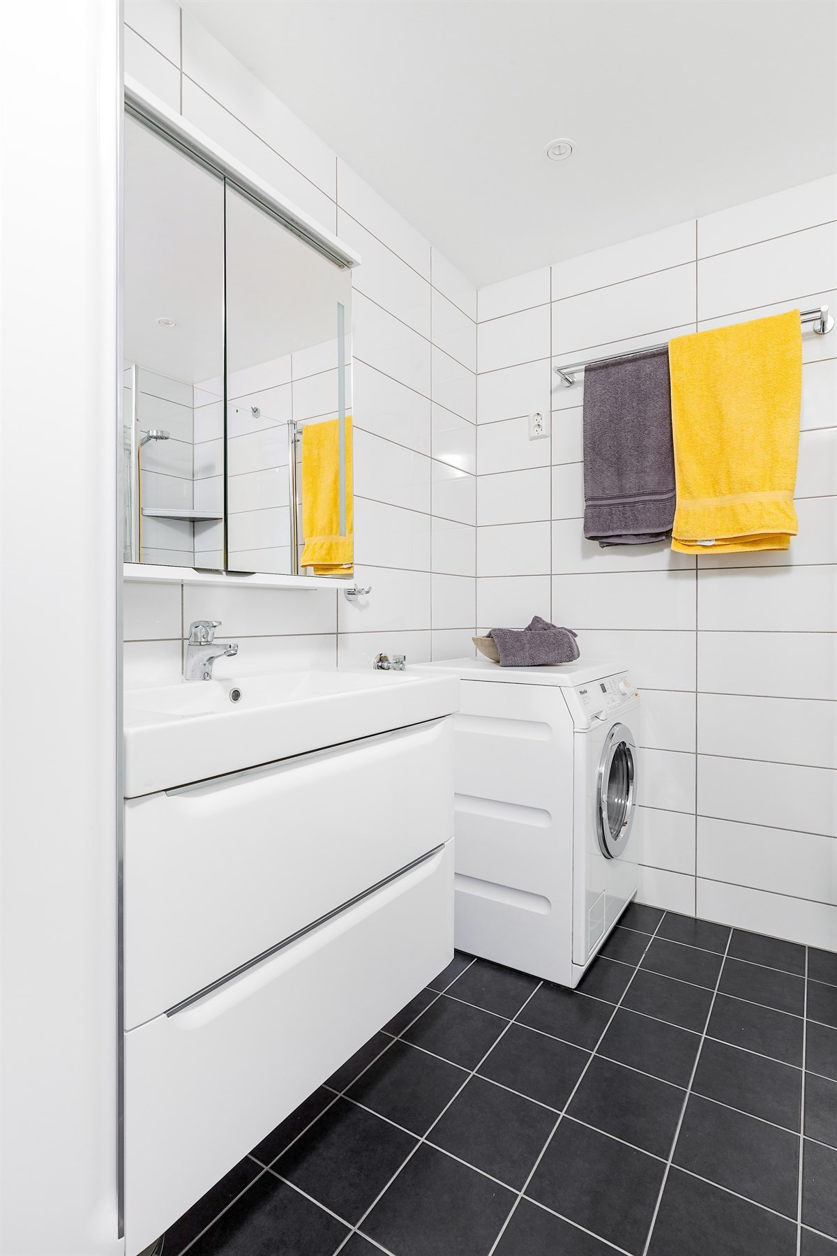 Badet fremstår stilrent og er renovert i 2017