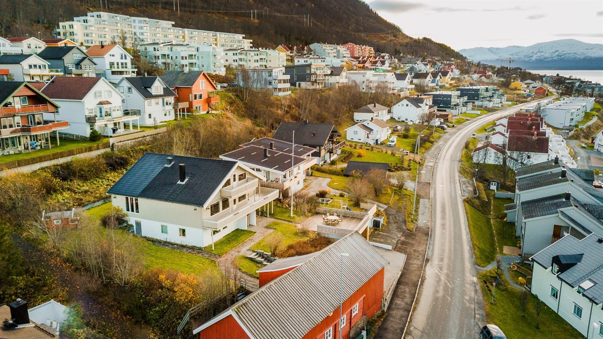 Fin gang/sykkelvei som tar deg til sentrum, samt til Reinen barneskole og barnehage