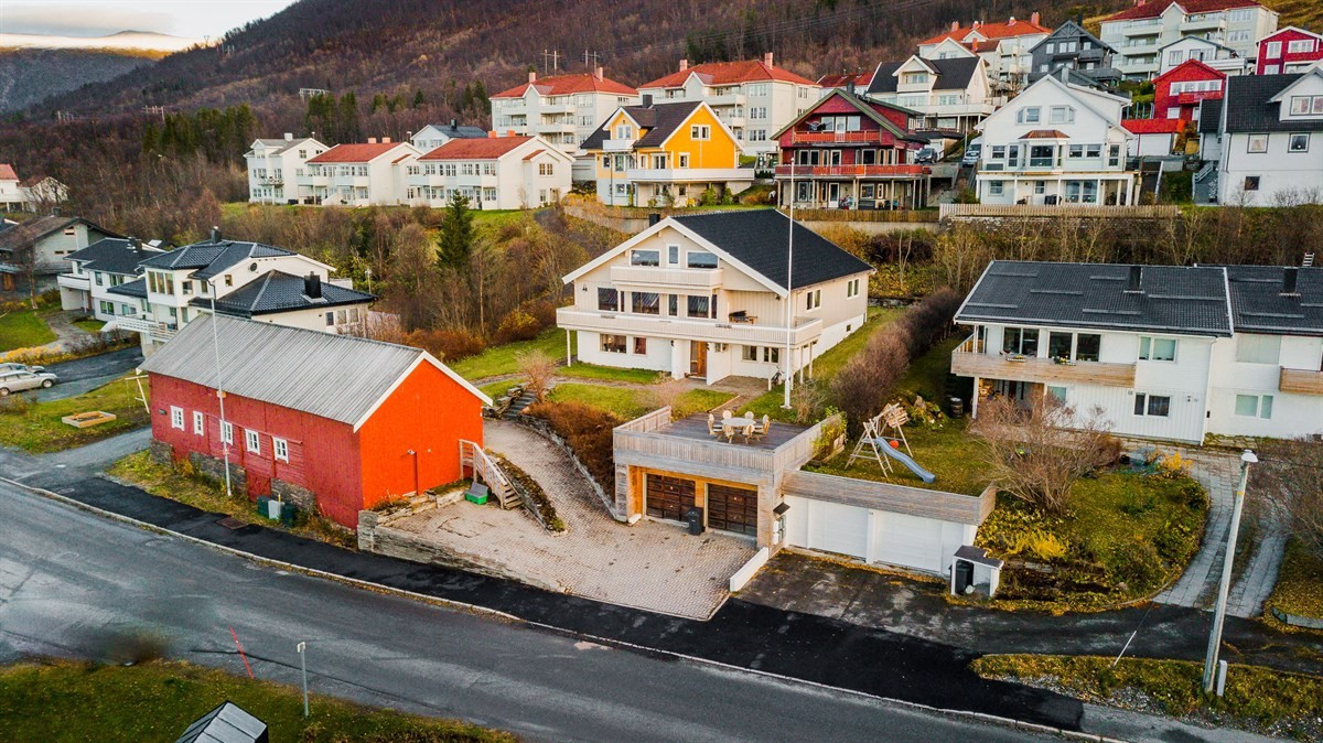 Dobbelgarasje i tillegg til god parkering på egen tomt