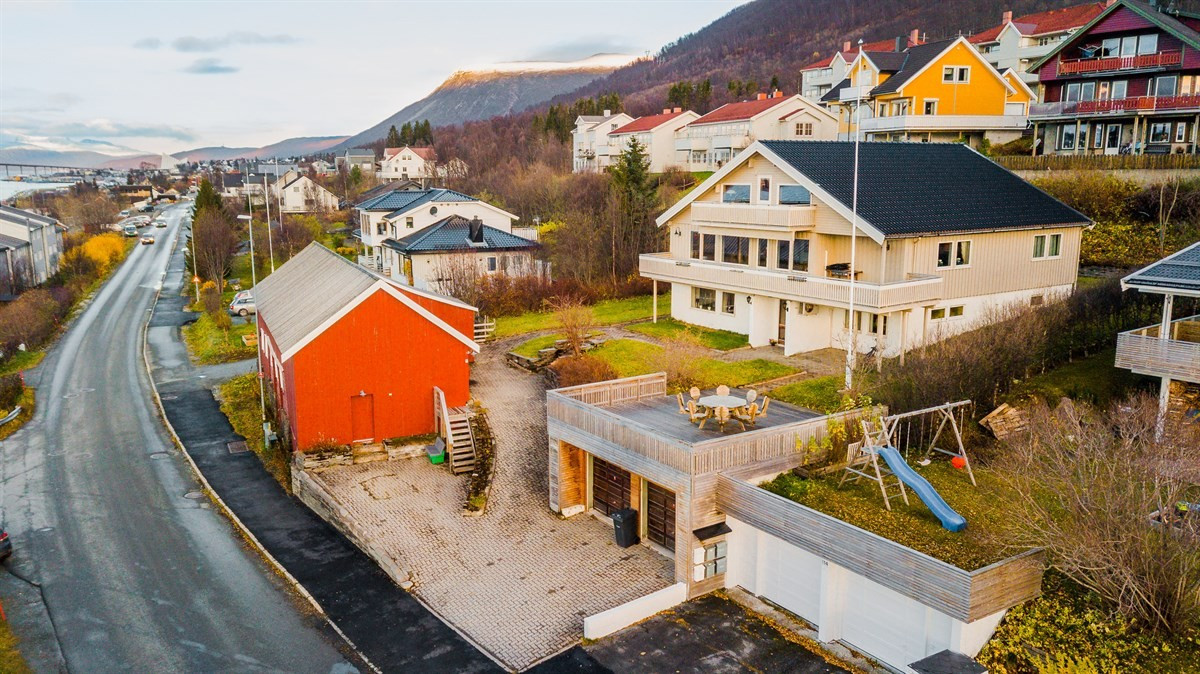Stor vestvendt enebolig på Reinen