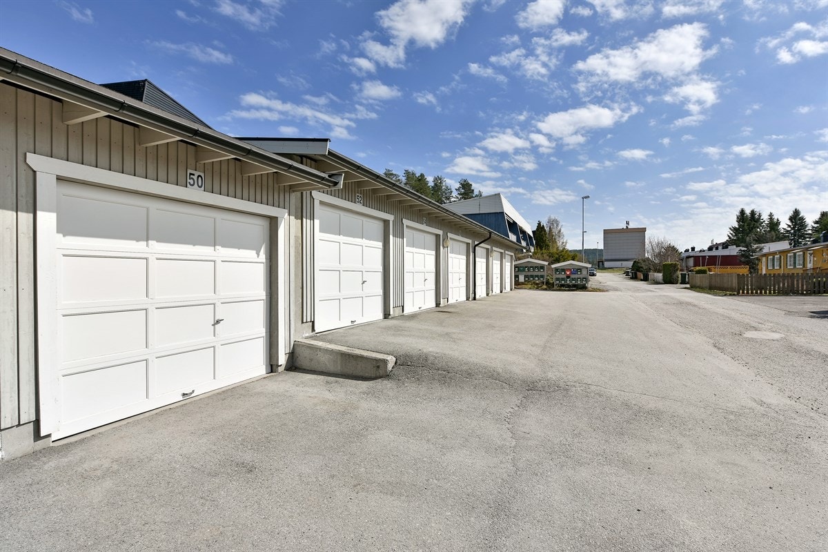 Det er parkering i garasjerekke. Galleribilde