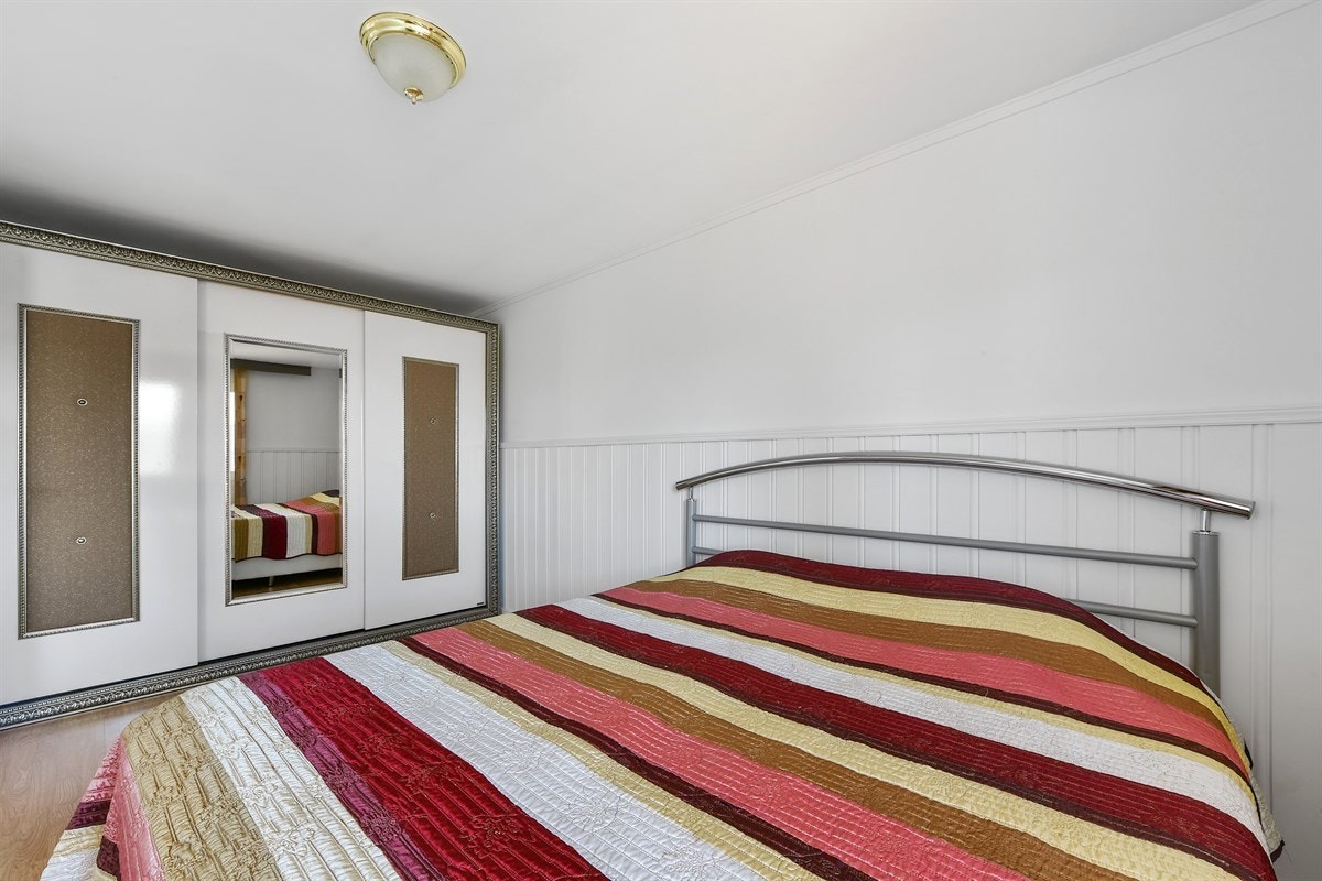 Hovedsoverommet har skyvedørsgarderobe. Galleribilde