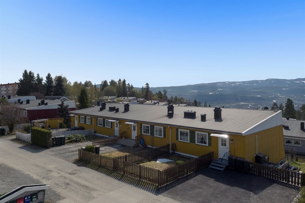 Eiendommen ligger i et rolig, attraktivt og barnevennlig boligområde i Krokstadelva i Nedre Eiker kommune. Galleribilde