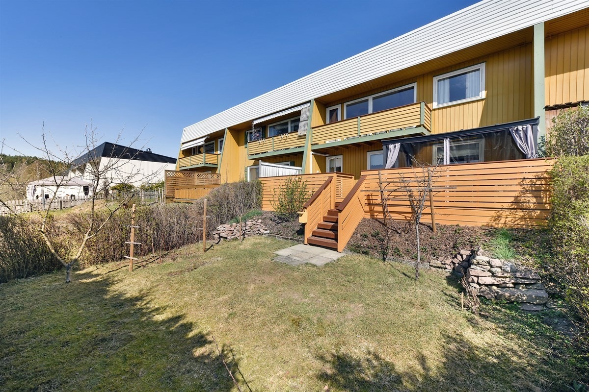 Ved å benytte bil tar det ca. 9 min til Mjøndalen, 21 min til Drammen, 33 min til Kongsberg, samt 53 min til Oslo S. Galleribilde