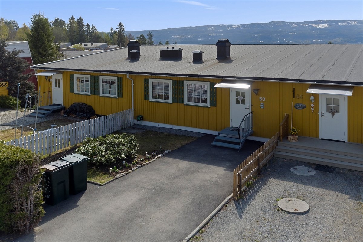 Det finnes flere videregående skoler i nærliggende områder, samt et godt utvalg av både private og kommunale barnehager. Galleribilde