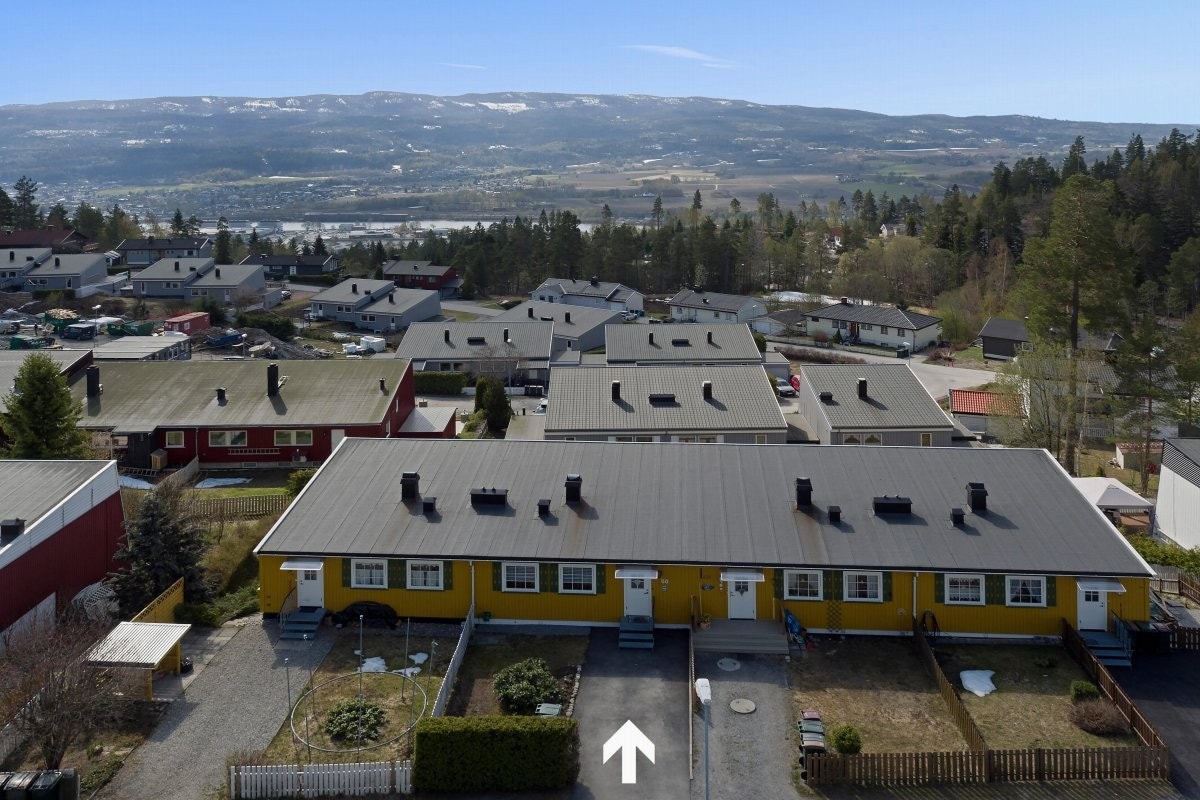 PrivatMegleren ve John Granly Steen og Kristian Arthur Brunvoll har gleden av å presentere dette velholdte rekkehuset med garasje. Galleribilde