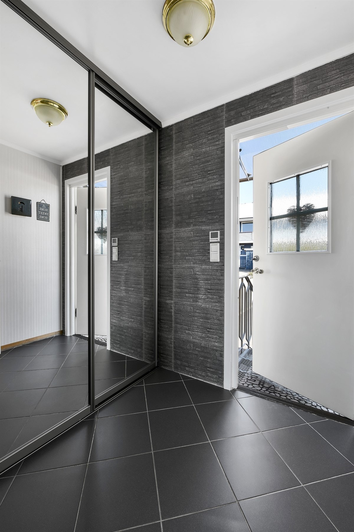 I entreen er det gulvfliser med varme. Galleribilde