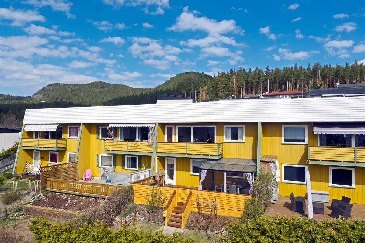 Hovbakken 50 er et velholdt rekkehus over to plan med en meget barnevennlig beliggenhet. Galleribilde