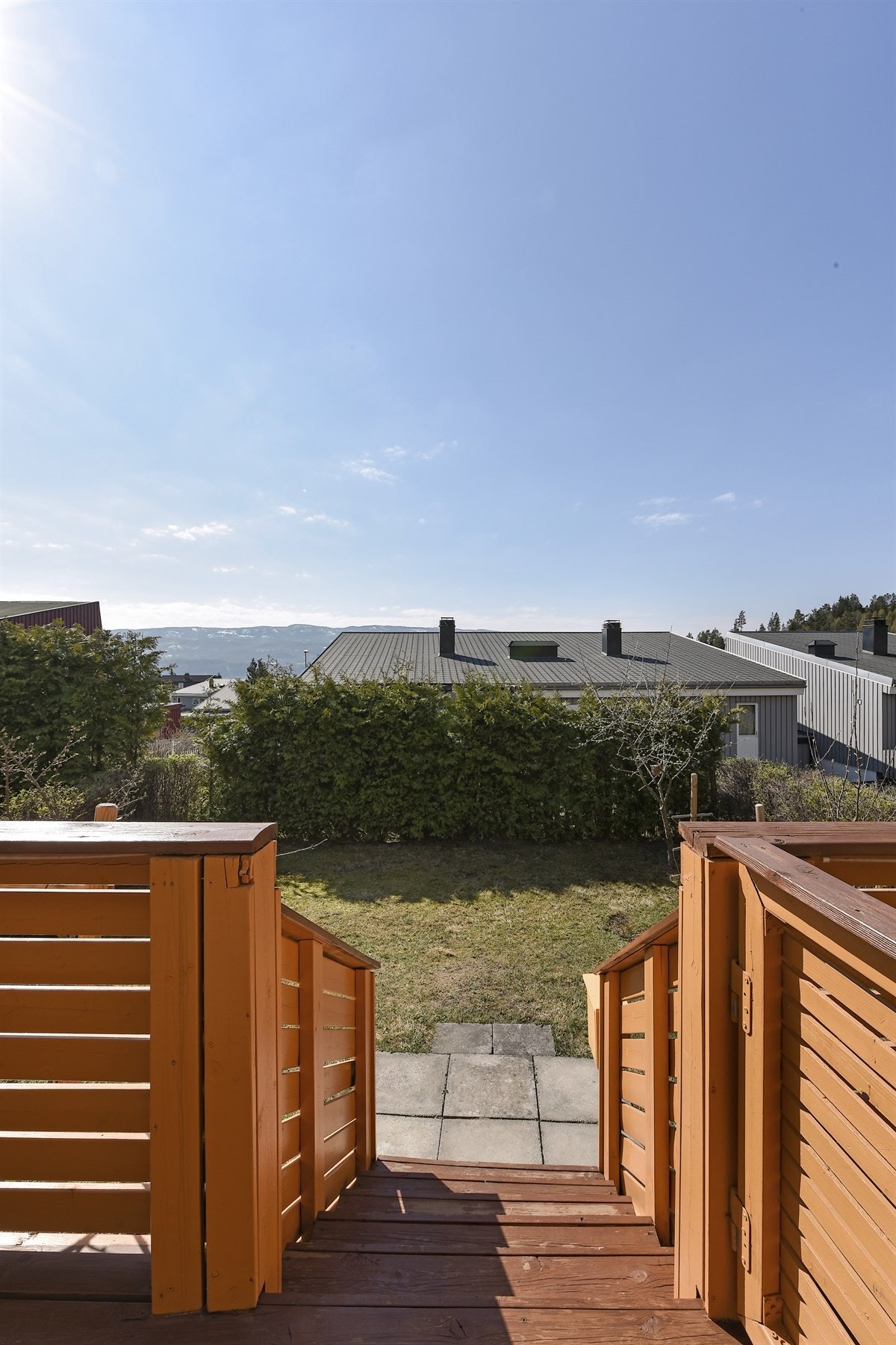 Fra terrassen er det trapp ned til hage. Galleribilde