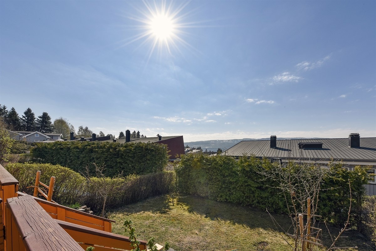 Området har kort avstand til skoler, barnehager, offentlig kommunikasjon, samt et rikt utvalg av fasiliteter og servicetilbud. Galleribilde