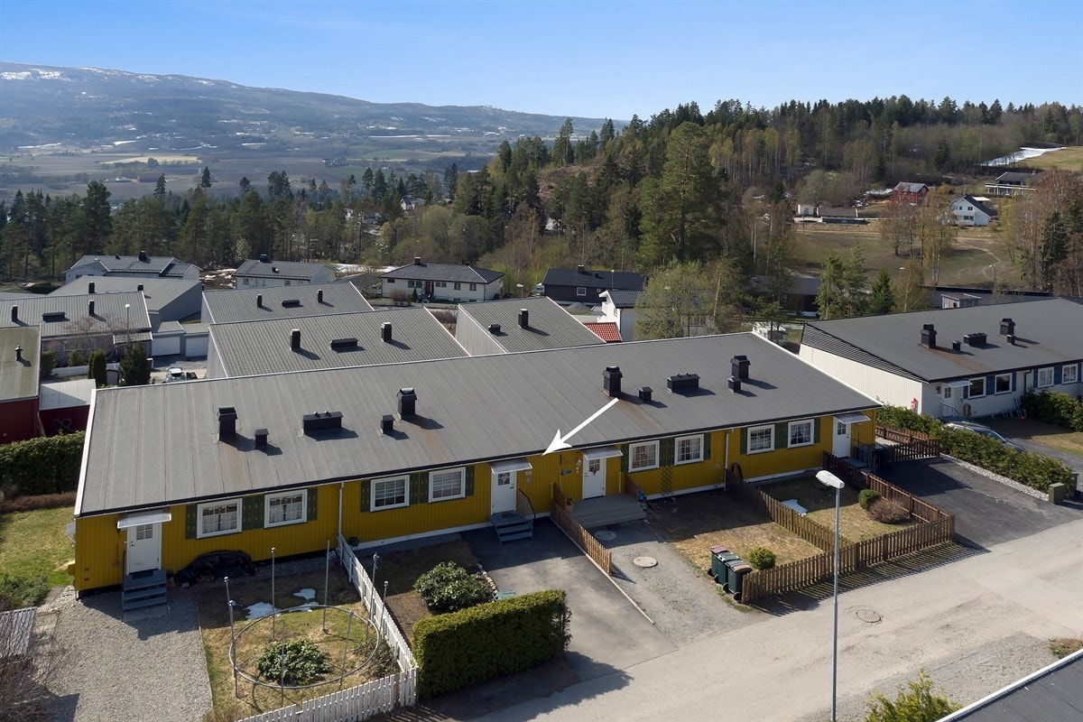 Ca. 900 meter fra boligen ligger praktfulle Årbogen idrettspark. Her finner du Birkebeineren med et bredt, sportslig tilbud i et aktivt idrettsmiljø, samt et populært bade- og fiskevann med sandstrand. Galleribilde