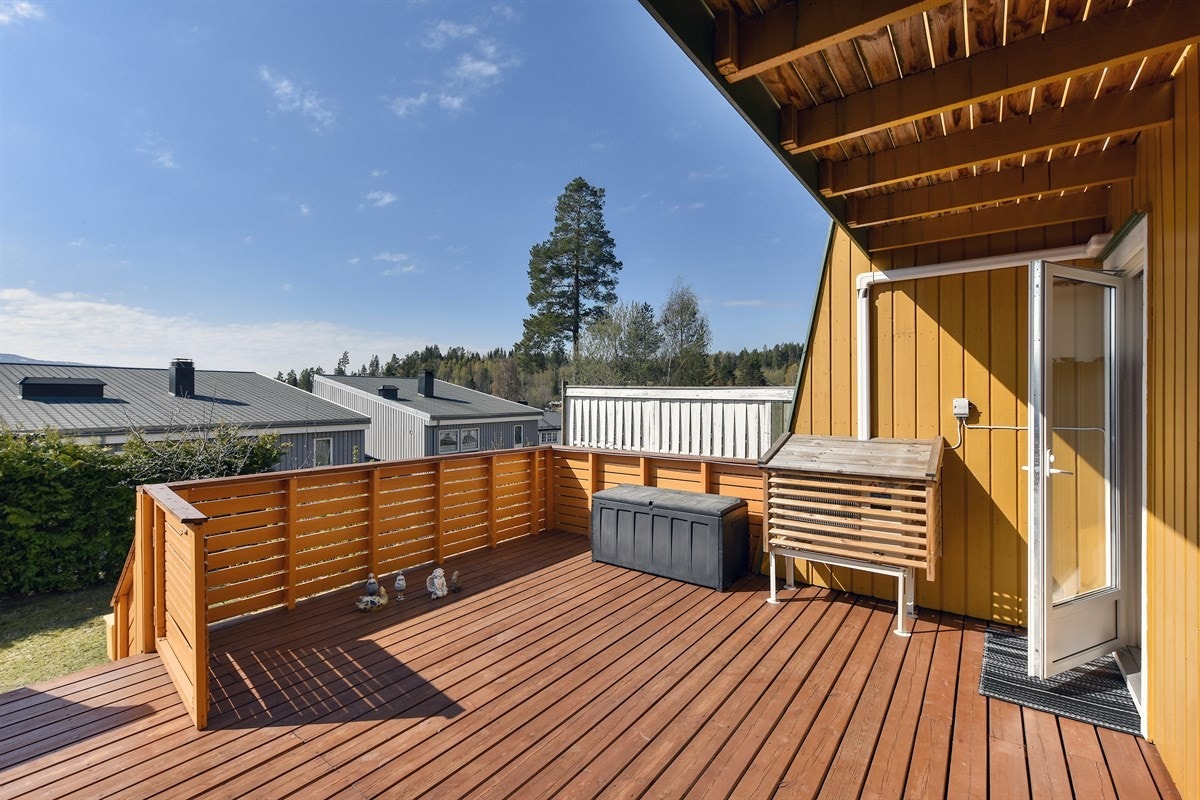 Terrassen er på 34 kvm og har fastmontert paviljong i metalkonstruksjon med plasttak. Galleribilde