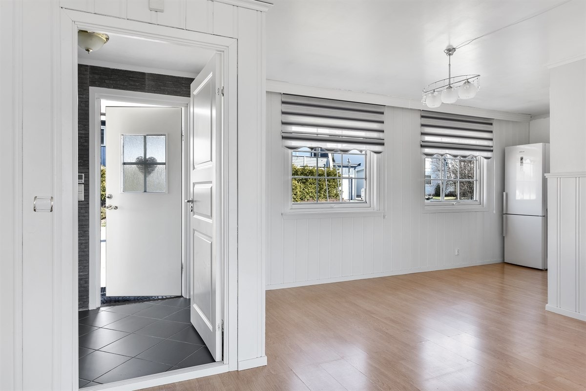 Fra inngangsparti og inn til stue. Galleribilde