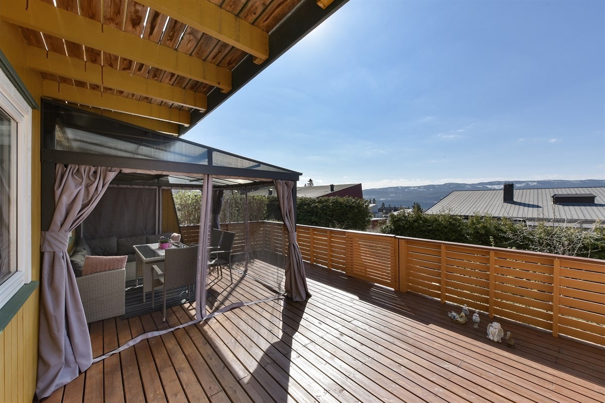 Begge uteplassene har rekkverk og dekke i tre. Galleribilde