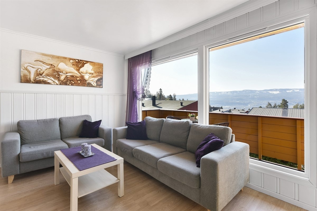 Stuen ligger i første etasje og har herlig gjennomlys og store vindusflater med flott utsikt. Galleribilde