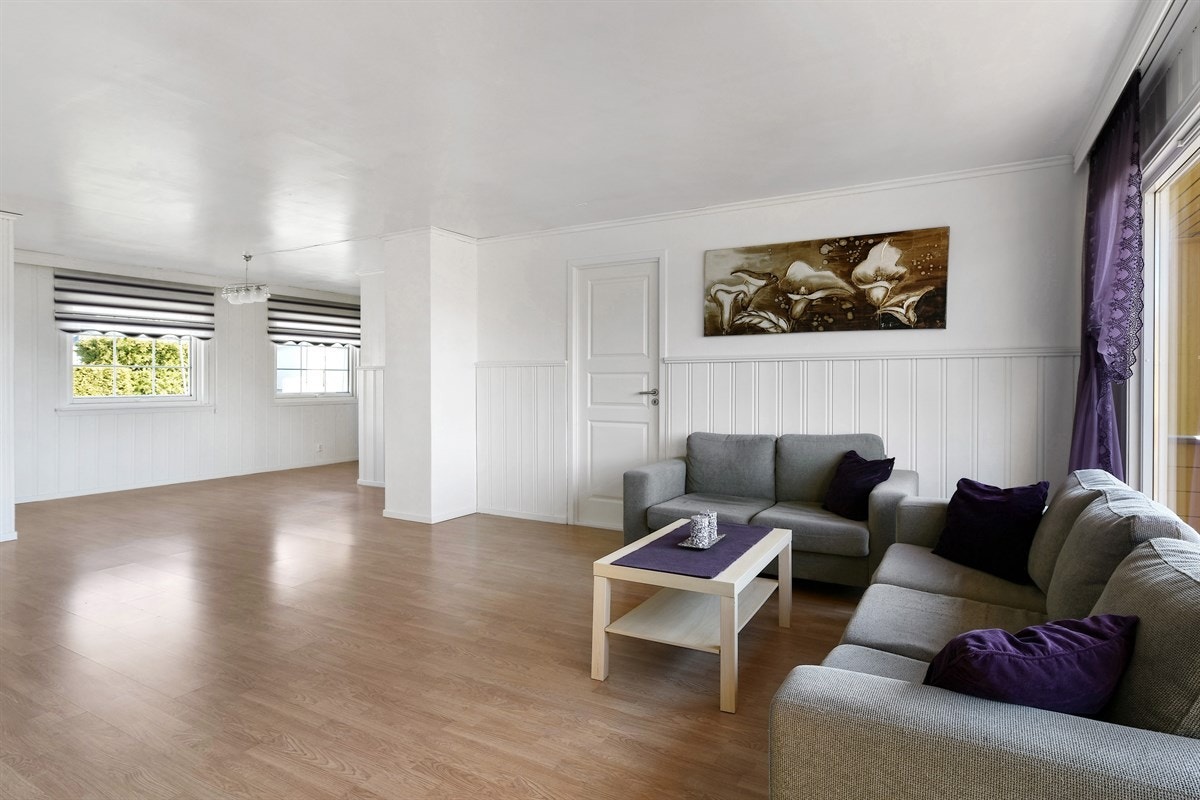 Det er laminatgulv og veggene er lysmalte med noe brystningspanel. Galleribilde