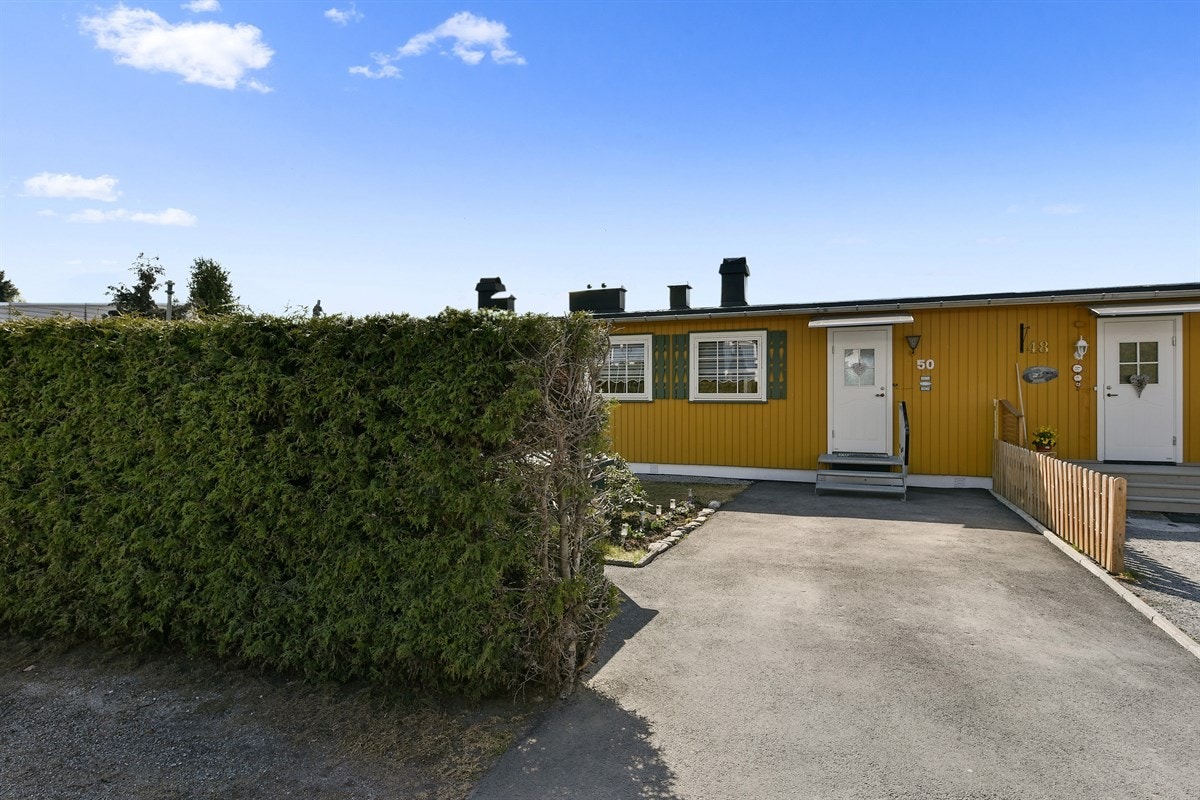 Fra eiendommen er det ca. 1,7 km til Krokstad barneskole og rundt 2,1 km til Eknes ungdomsskole. Galleribilde