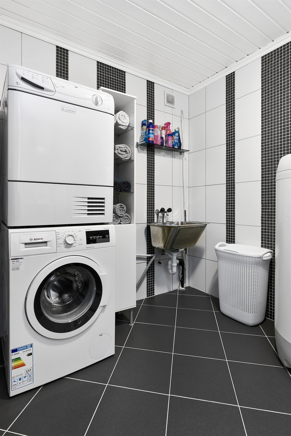 Rommet har skyllekum, varmtvannsbereder og dusjhjørne med glassdører og regnfallsdusj. Galleribilde