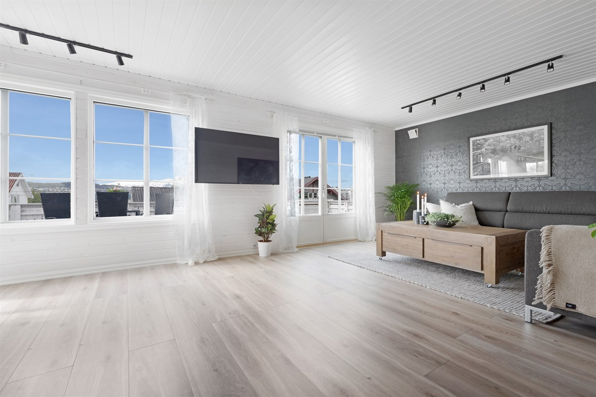 Utgang til stor vestvendt terrasse fra stue