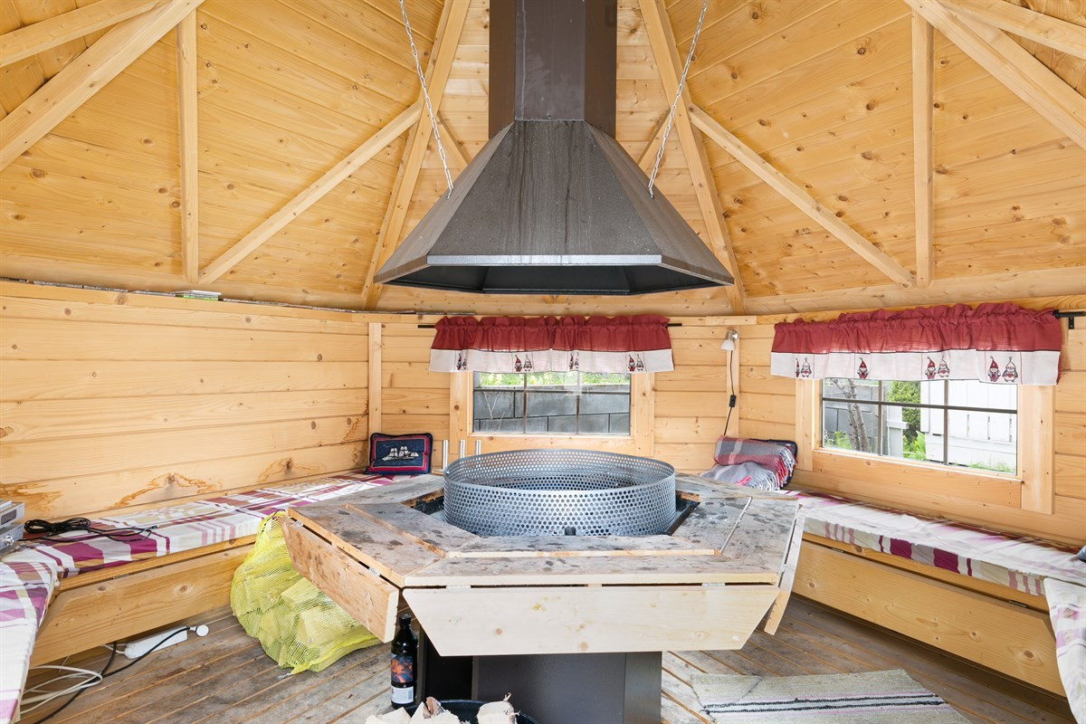 Innsiden av grillhytte med treplatting