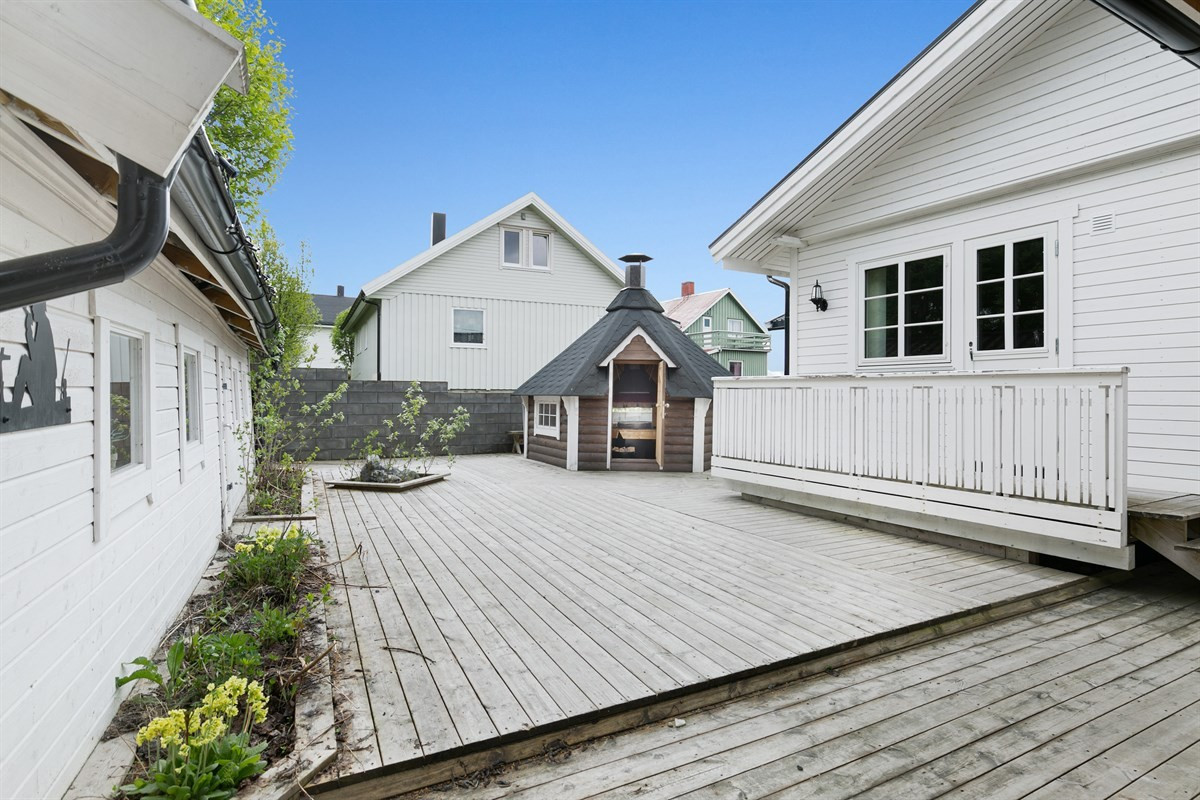 Usjenert platt med grillhytte