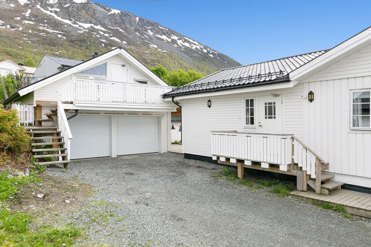 Boligen har dobbeltgarasje, samt plass til flere biler på tomt