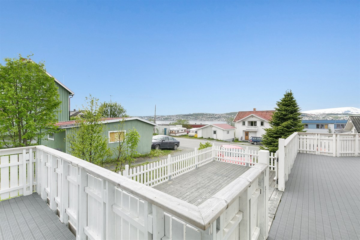 Stor sørvestvendt terrasse med utsikt mot Tromsøya og Tromsøysundet