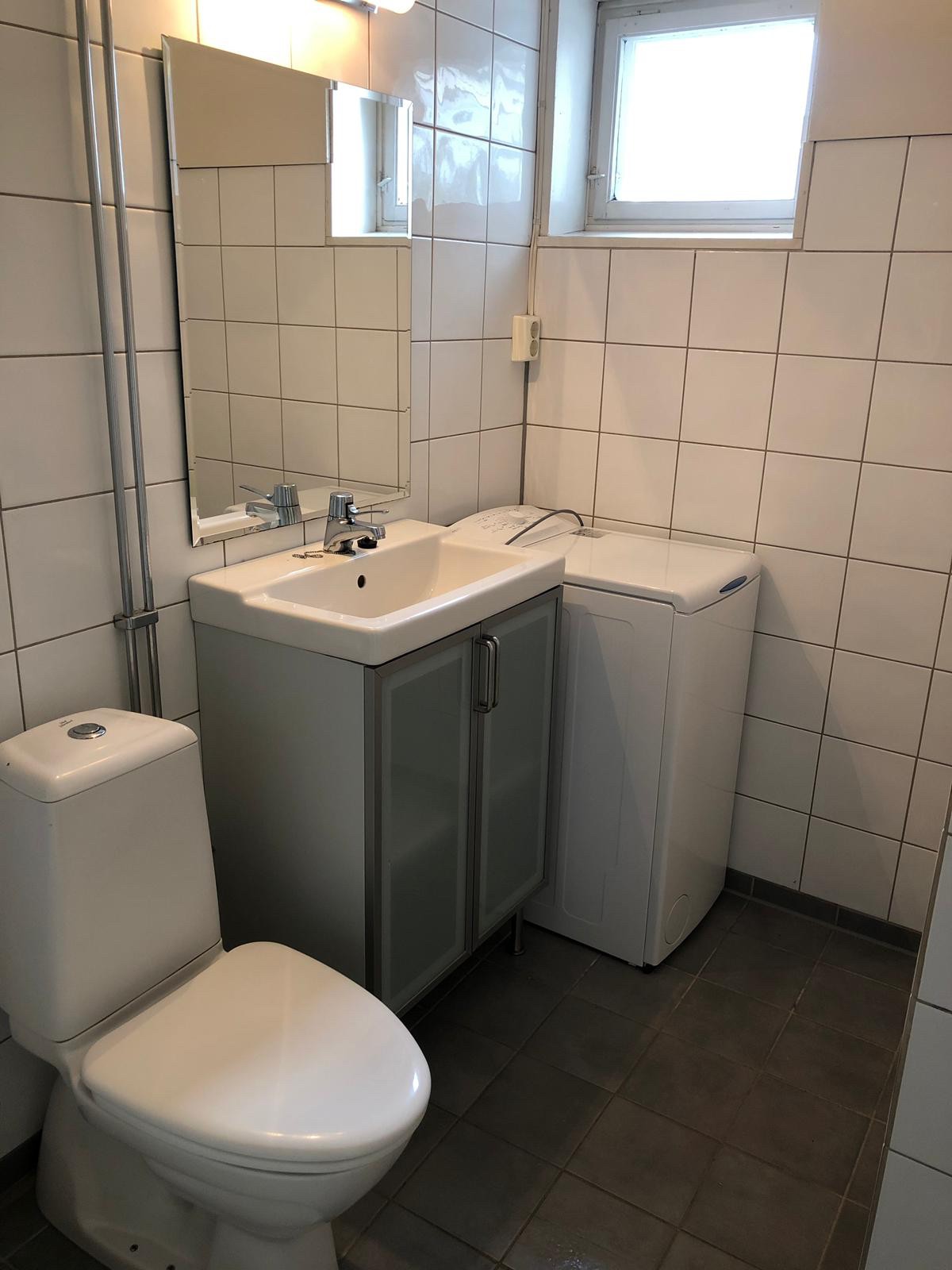 Bad med vaskemaskin Galleribilde