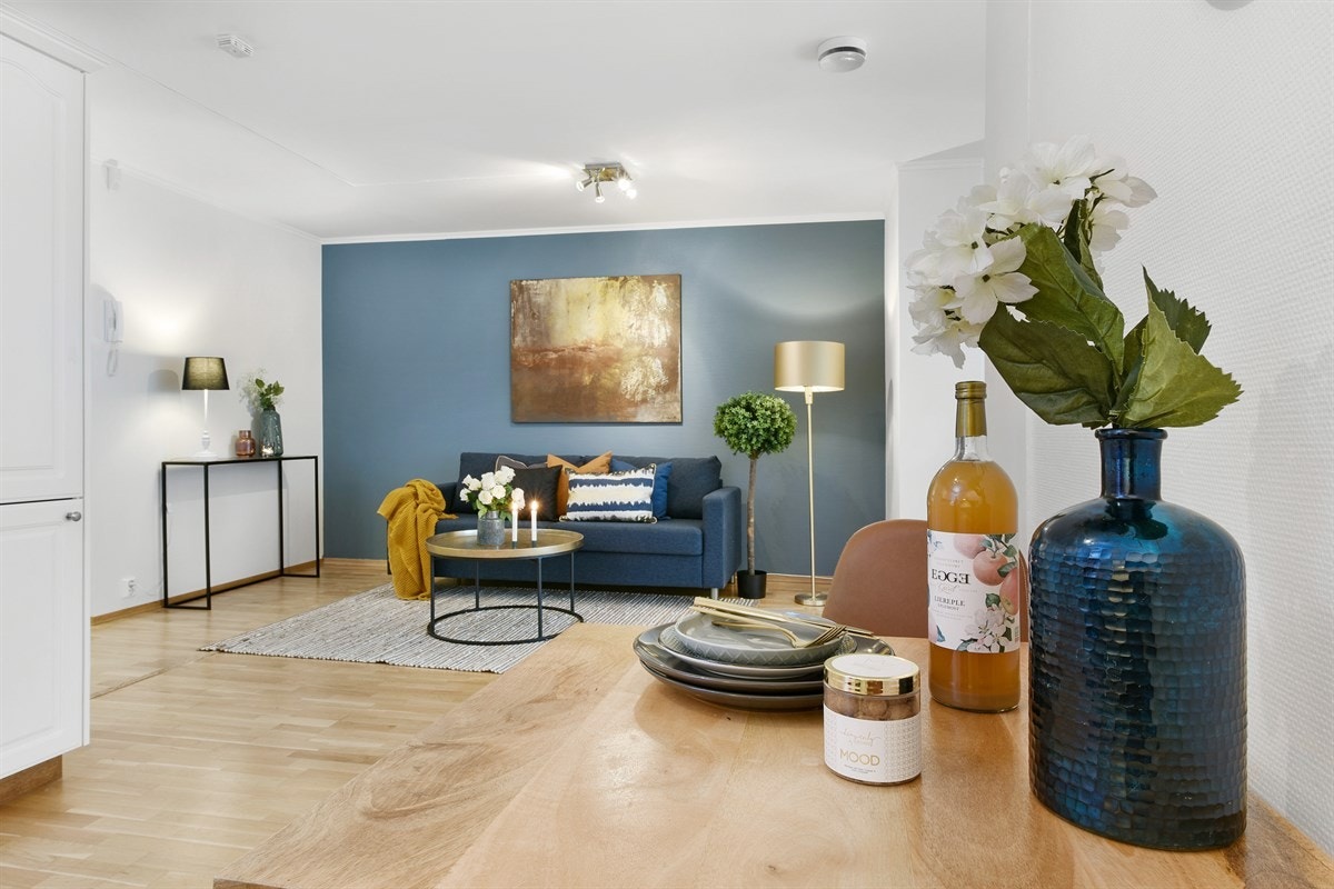 For øvrig har rommet god plass for sofaløsning med tilhørende møblement og frokostbord. Galleribilde
