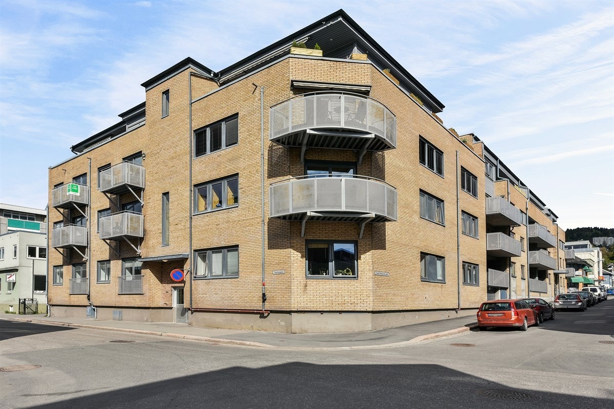 Fra eiendommen er det kort gange til byens pulserende sentrum og uteliv, eller den vakre elvepromenaden med både utendørs servering, grønne lunger og badestrender. Galleribilde