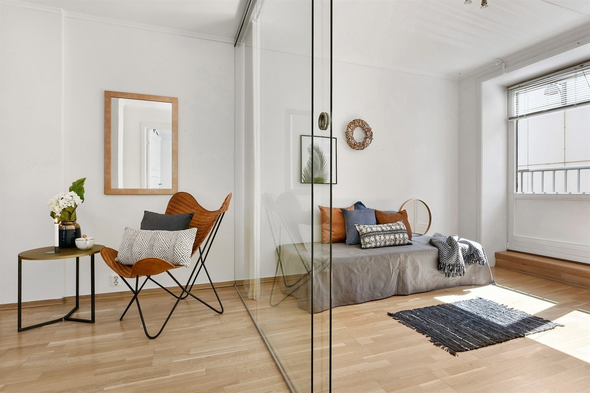 Soverom som er adskilt med glassvegger og glassskyvedør. Galleribilde